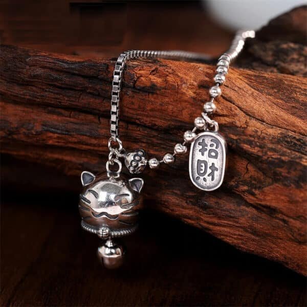 Chinese Lucky Cat Necklace pendant details