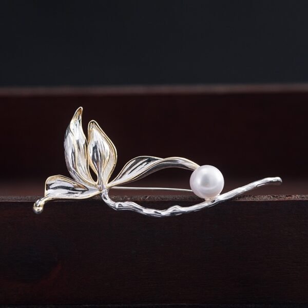Silver Brooch spring flower front view