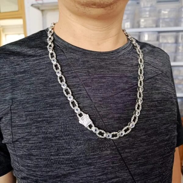 Silver Necklace 925 horseshoe link on neck